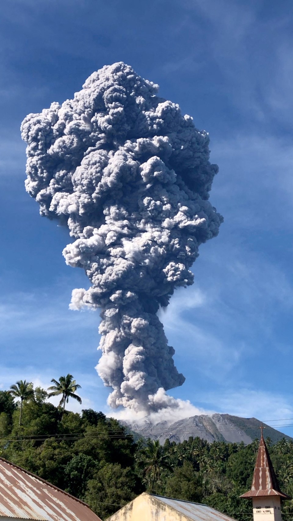 Endonezya'da yanardağ patladı: 7 kilometre kül püskürttü - 1