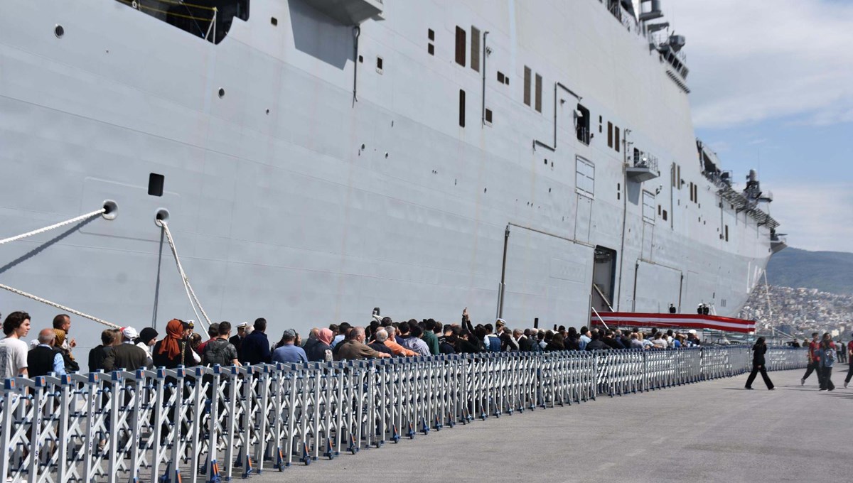 TCG Anadolu'ya İzmir'de yoğun ilgi