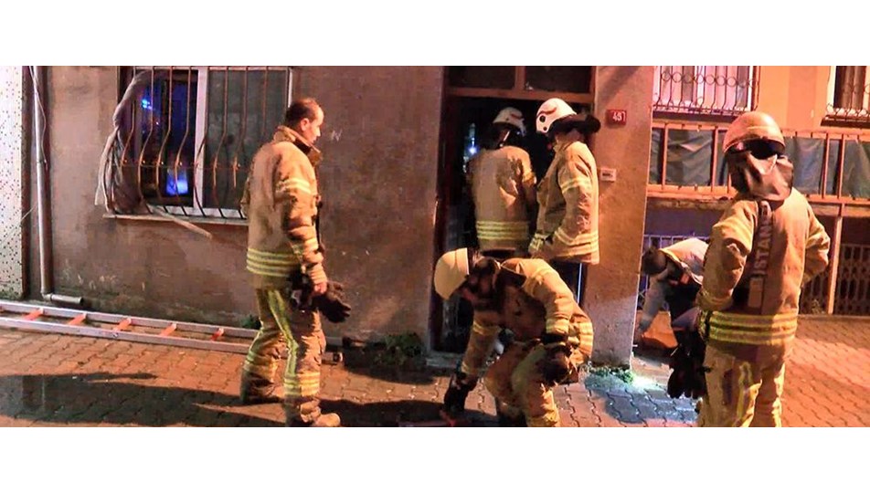 Üsküdar'da yangın: 2 çocuğu itfaiye kurtardı