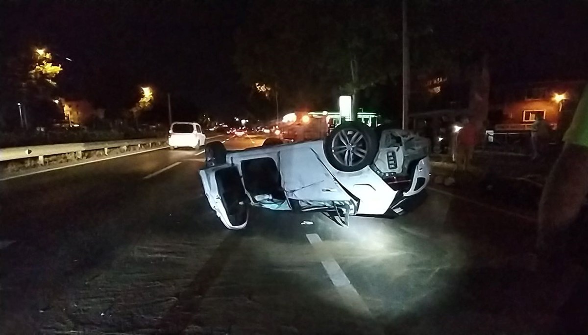 Ticari taksiye çarpan otomobil takla attı: 3 yaralı