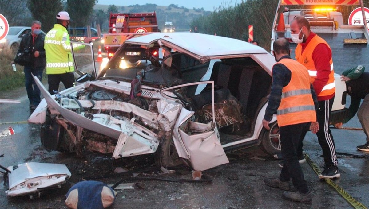 İzmir'de 2 otomobil çarpıştı: 3 ölü, 3 yaralı