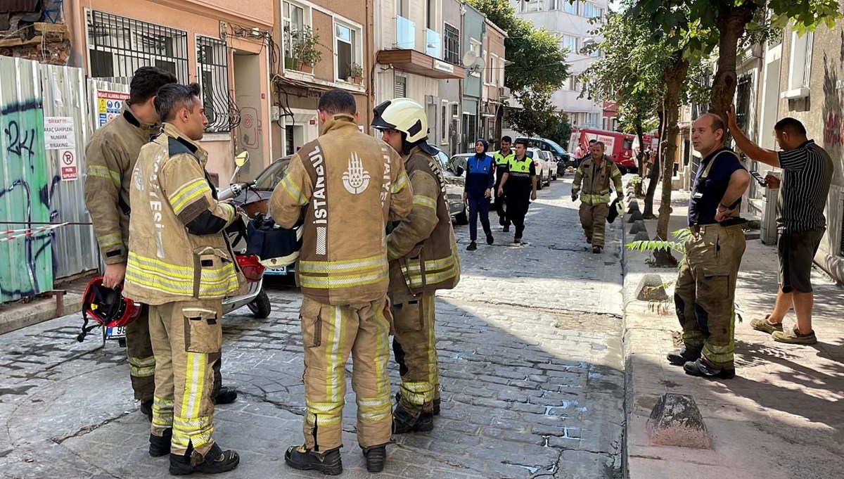 Beyoğlu'nda feci olay: Beline kadar toprak altında kaldı