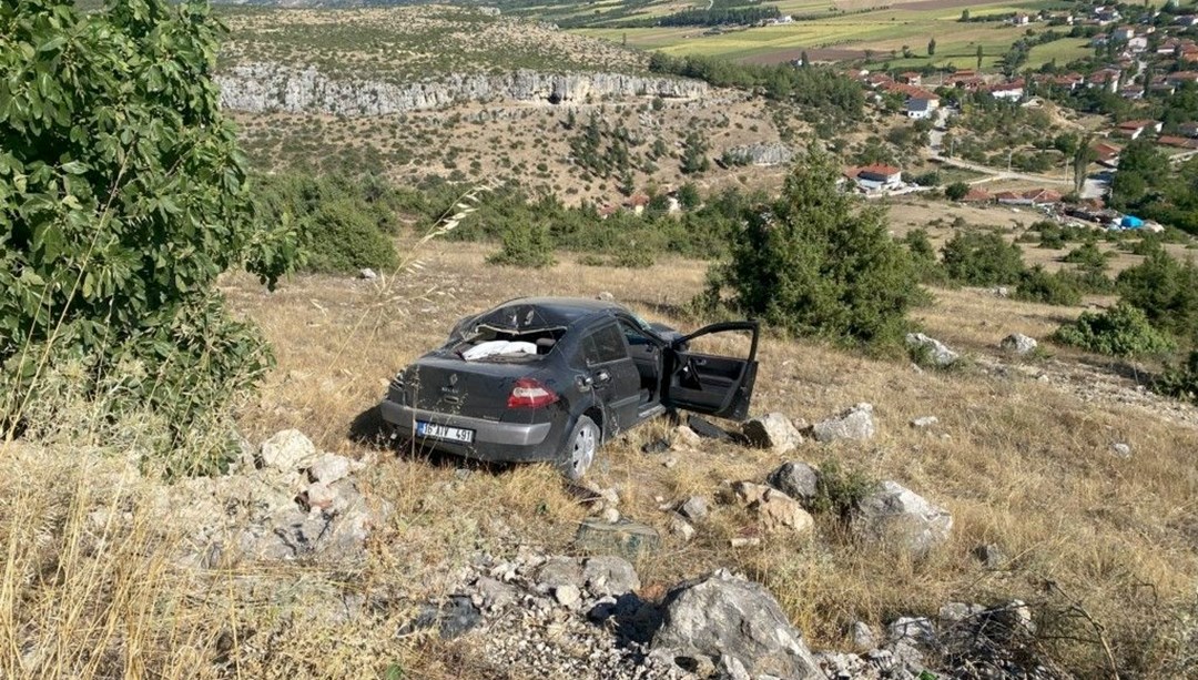 Bilecik'te korkunç kaza: Önce elektrik direğine sonra şarampole