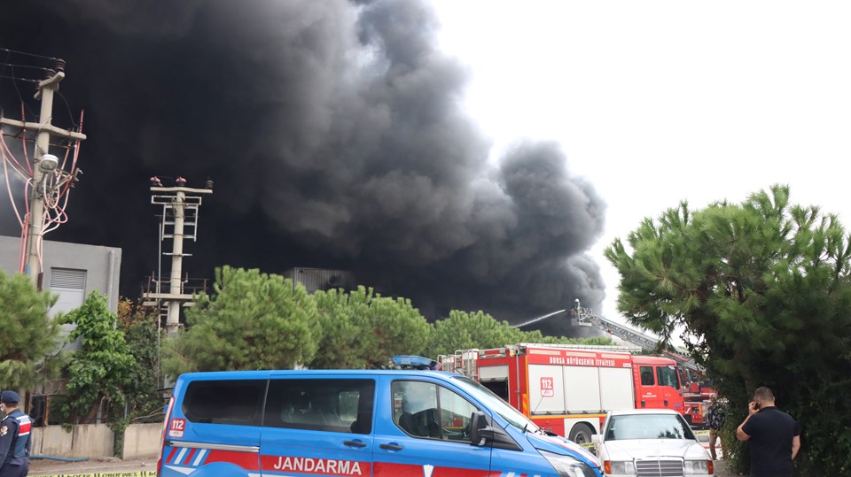 Bursa'da elyaf fabrikasında yangın kontrol altına alındı - 1