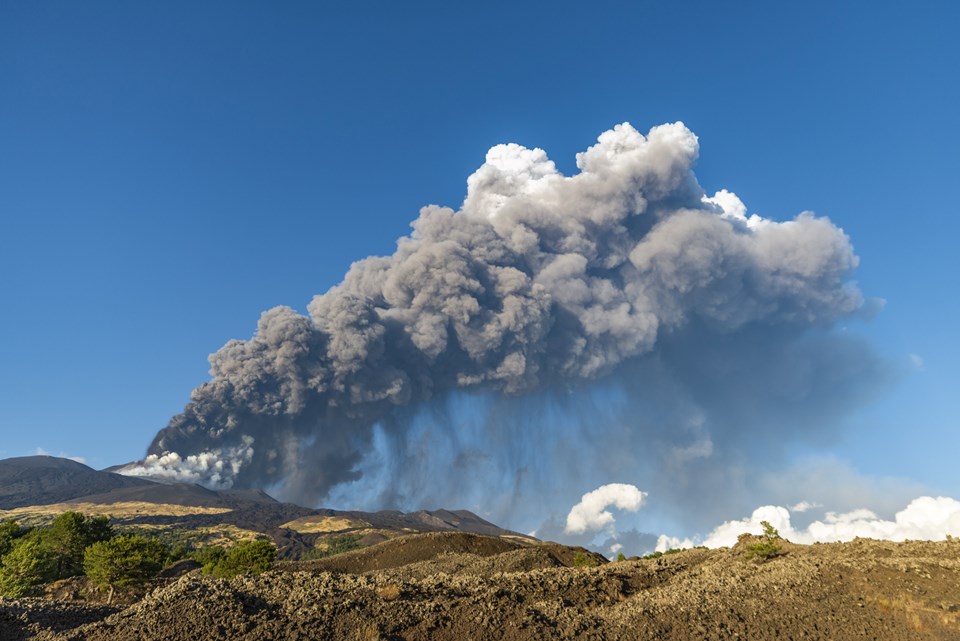 İtalya'daki Etna Yanardağı yeniden lav ve kül püskürttü - 1