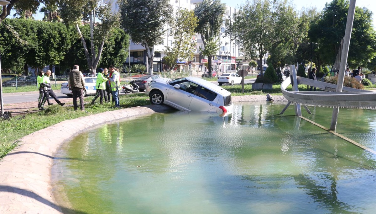 Antalya'da otomobil, parktaki havuza düştü: O anlar kamerada