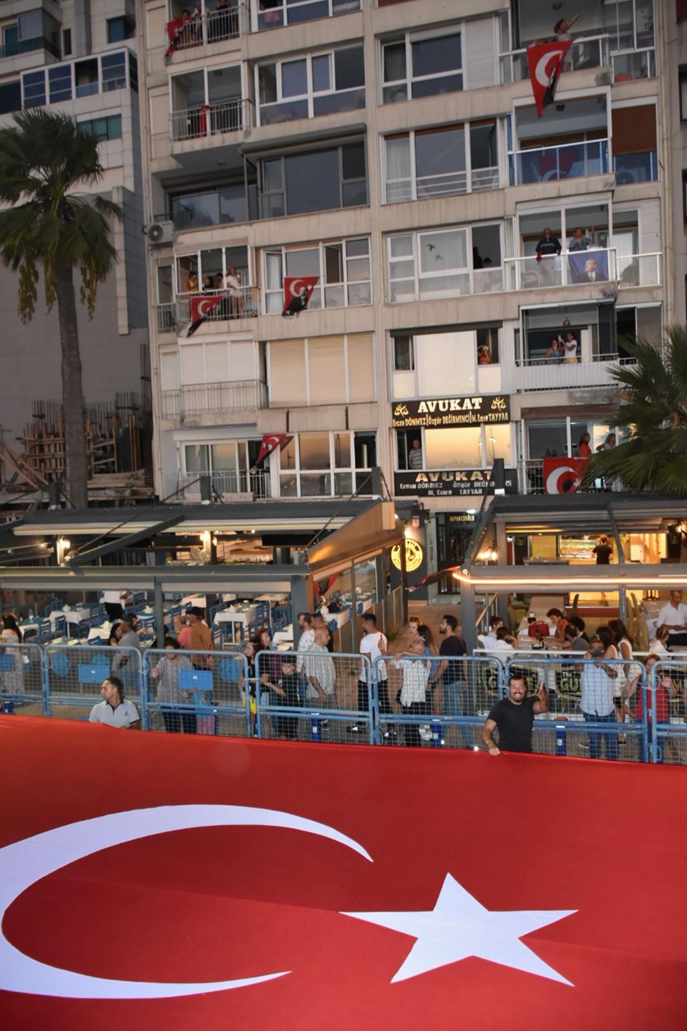 İzmir’de kurtuluş günü coşkusu: Tarkan konserine yüz binlerce kişi akın etti - 27