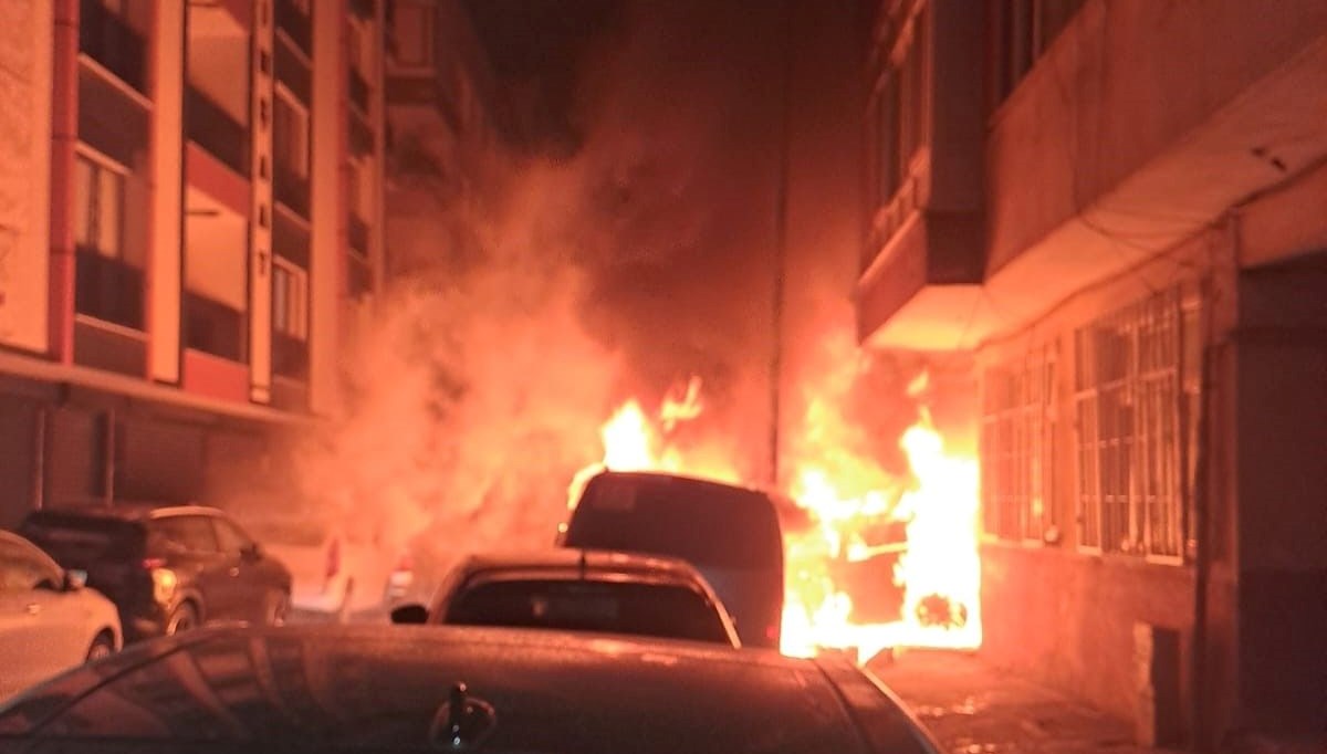 Bahçelievler'de beş araç alev topuna döndü