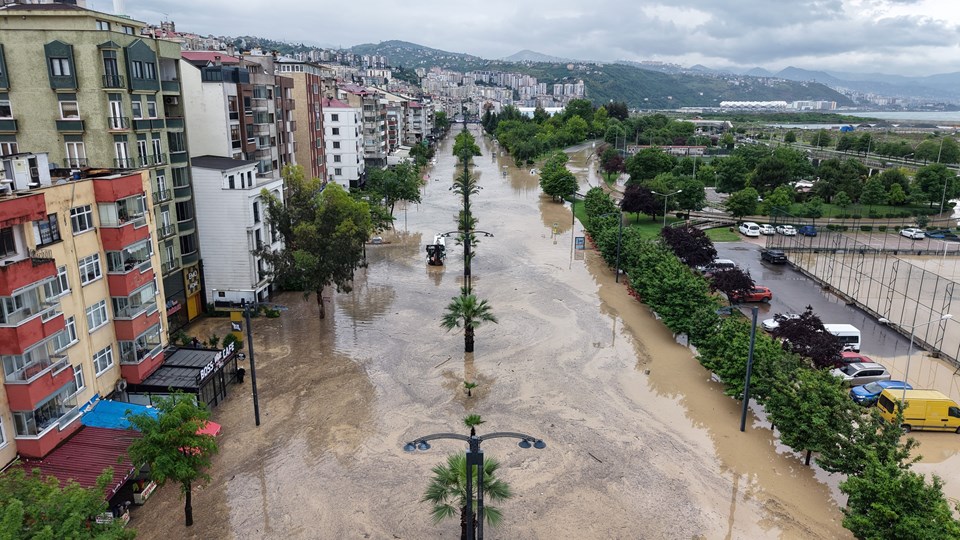 Trabzon'u sağanak yağış vurdu: Yollar ve araçlar sular altında kaldı - 2