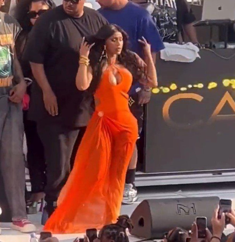 Cardi B'yi sinirlendiren olay: Hayranına mikrofon fırlattı - 3