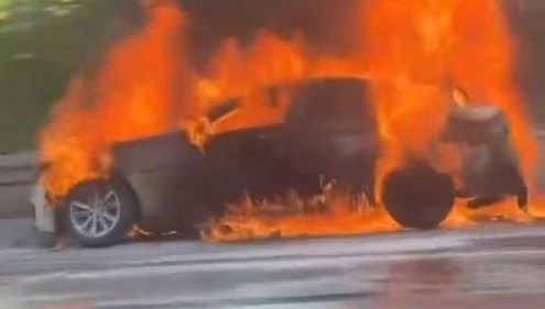 Üsküdar'da seyir halindeki araç alev alev yandı
