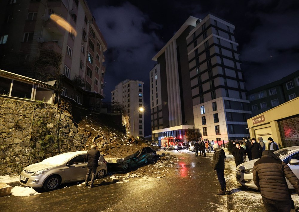 Kağıthane�de istinat duvarı çöktü, 4 araç altında kaldı Son Dakika