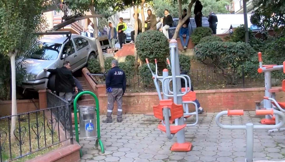 Şişli'de çocuk parkında faciadan dönüldü Şişli'de çocuk parkında faciadan dönüldü