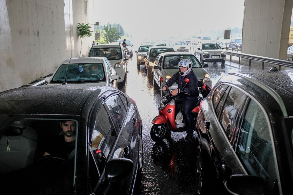 İstanbul'da şiddetli yağış: Sürücüler üst geçit altlarına sığındı - 2