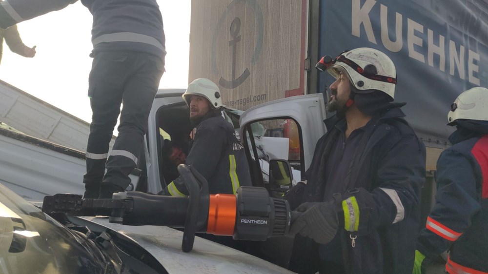 Van'da 30 araçlık zincirleme trafik kazası: 2 ölü - 2