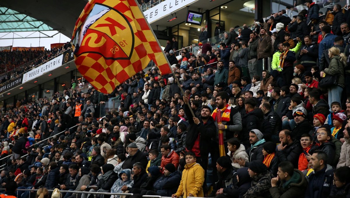 Galatasaray maçında sahaya taraftar daldı: Muslera'yla fotoğraf çekilmek isteyince tepki gördü