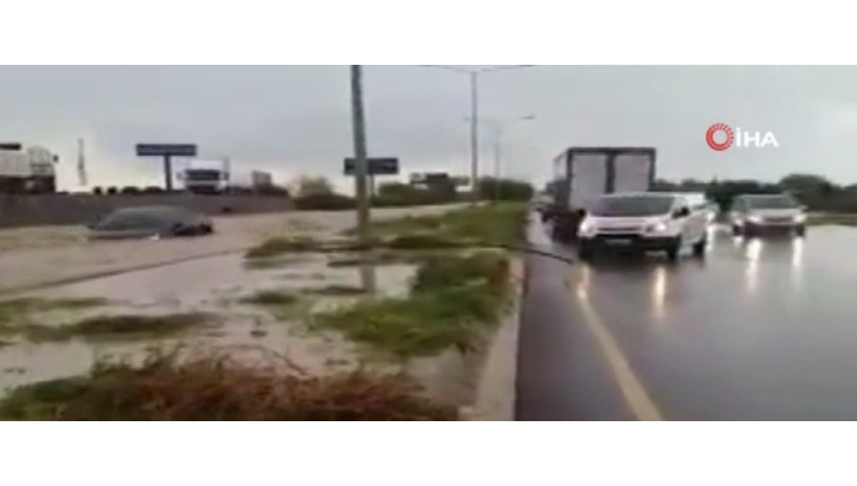 KKTC’de seyir halindeki araçlar sel sularına kapıldı