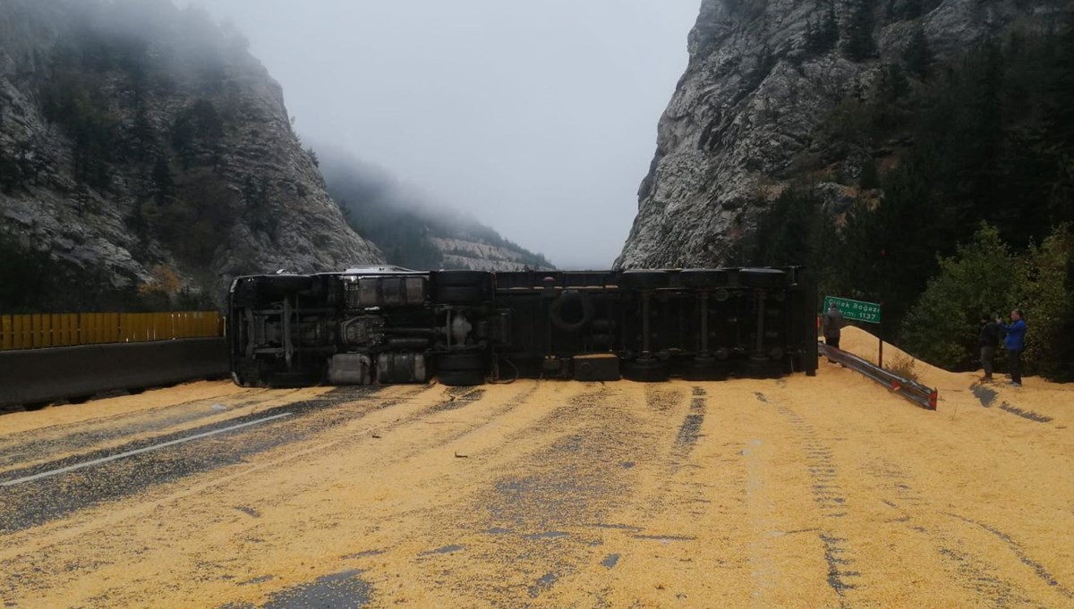 Tahıl yüklü TIR devrildi, otoyolda trafik durdu