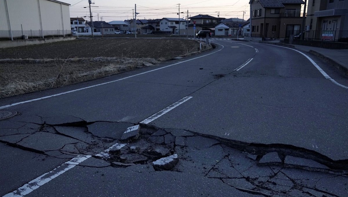 Japonya'da 7,4 büyüklüğündeki depremde 3 kişi hayatını kaybetti