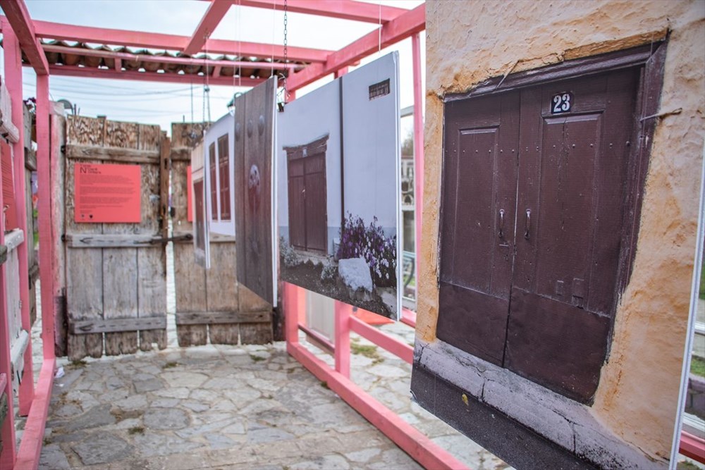 Prizren'in yıkılan evlerinin kapı ve pencereleri sergide buluştu - 6