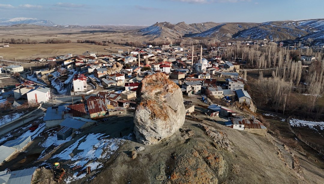 Köyün üstündeki devasa kayanın efsaneleri dilden dile dolaşıyor