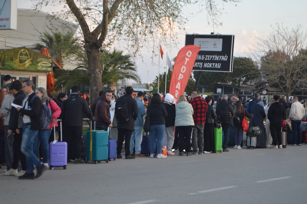 Yunan Adaları Cazibesi Sürüyor: Ayvalık'ta Feribot Bekleme Alanı Doldu Taştı 73 v9t UCM3UE