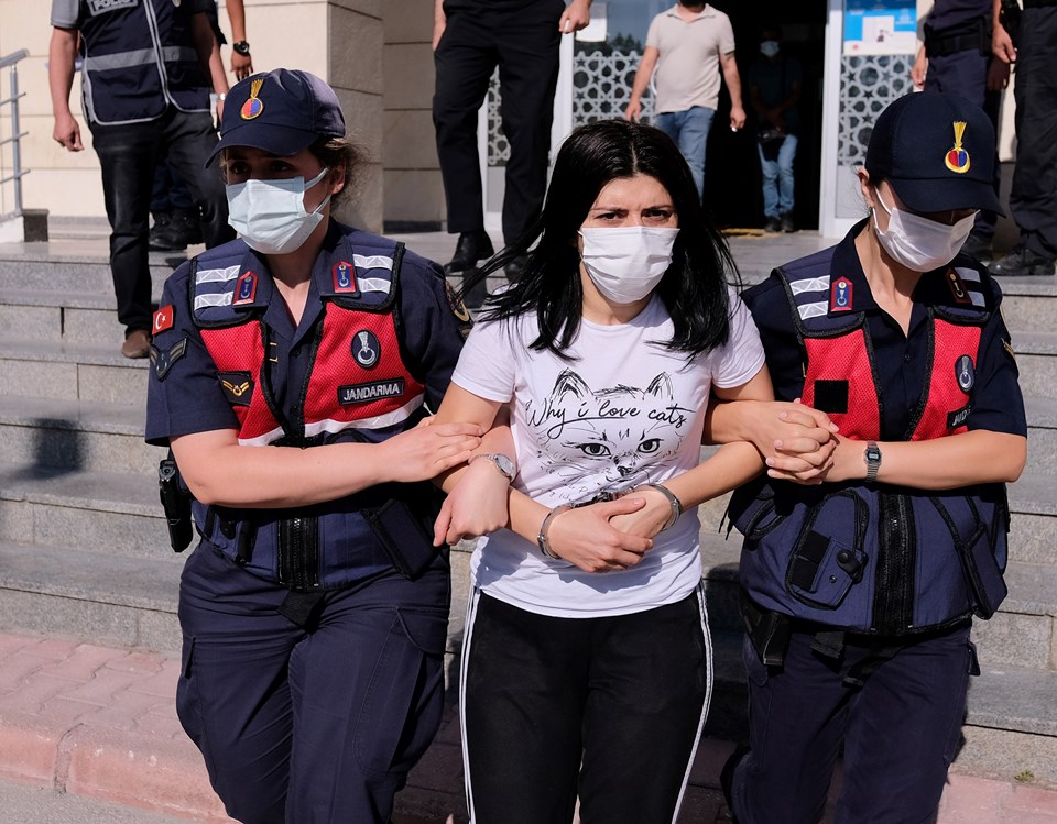 Esra Taş (28) que é um dos suspeitos presos