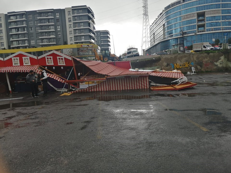 Pendik'te şişme kaydırak, standın üzerine devrildi: 3 çocuk yaralandı - 1