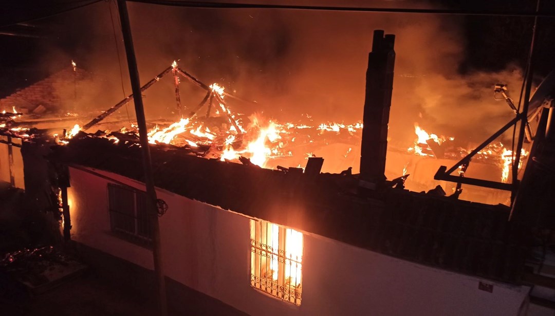 Balıkesir'de 3 bina küle döndü