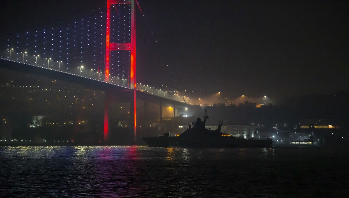 Rus askeri gemisi İstanbul Boğazı'ndan geçti