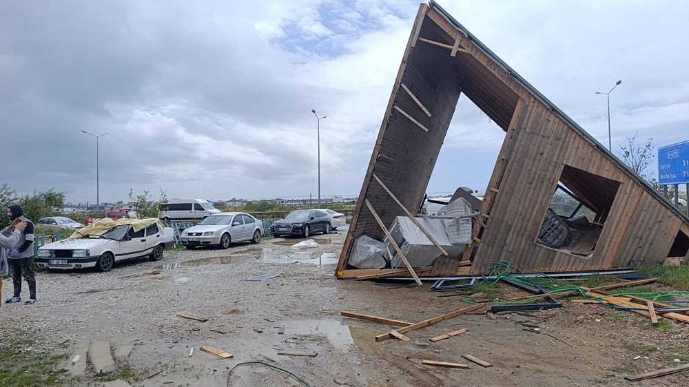 Antalya'da Şiddetli Hortum: Bungalov Uçtu, Minibüs Araçlara Fırladı! 74 vBK2w SFQkS cUMZsNlb2g