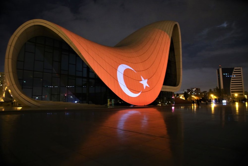 Bakü'nün ünlü yapılarına Türk bayrağı yansıtıldı - 8