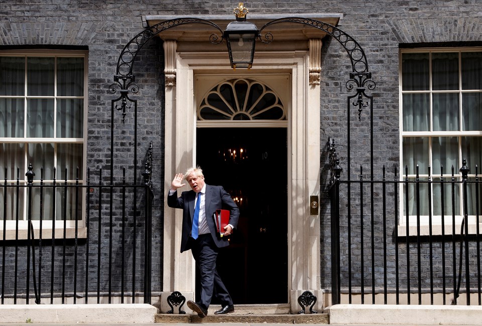 İngiltere'nin yeni Maliye bakanı Nadhim Zahawi,   terfi edildikten 48 saat sonra Başbakan Johnson'u istifaya çağırdı.