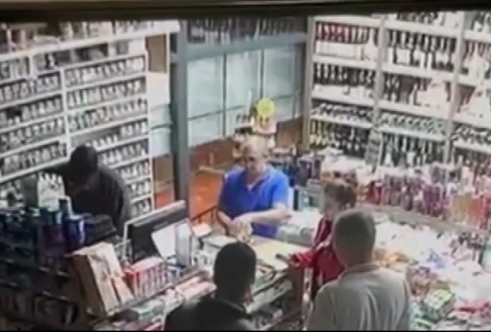 Şüphelilerin girdiği iş yerlerinden birinde soygun sırasında müşterilerin sıra beklediği görüldü.