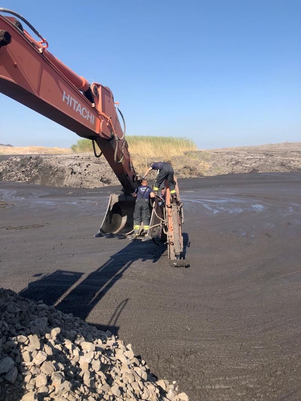 İş makinesi operatörü çamur altında kaldı - 7