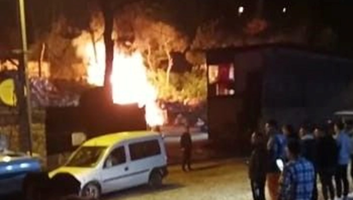 Hurda deposu alev alev yandı Hurda deposu alev alev yandı