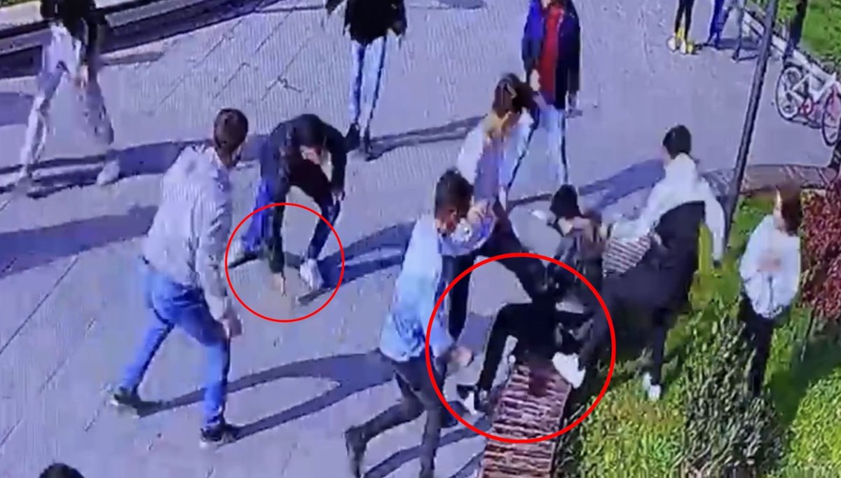 Parkta bıçaklı kavga kamerada: Defalarca tekmelenip bıçaklandı