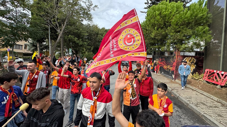 Galatasaray taraftarı derbi öncesi Metin Oktay Tesisleri'nde toplandı - 1