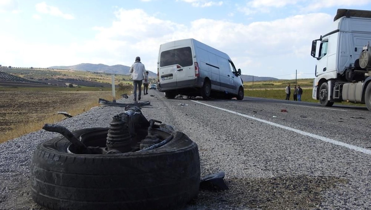 TIR ile minibüs kafa kafaya çarpıştı TIR ile minibüs kafa kafaya çarpıştı