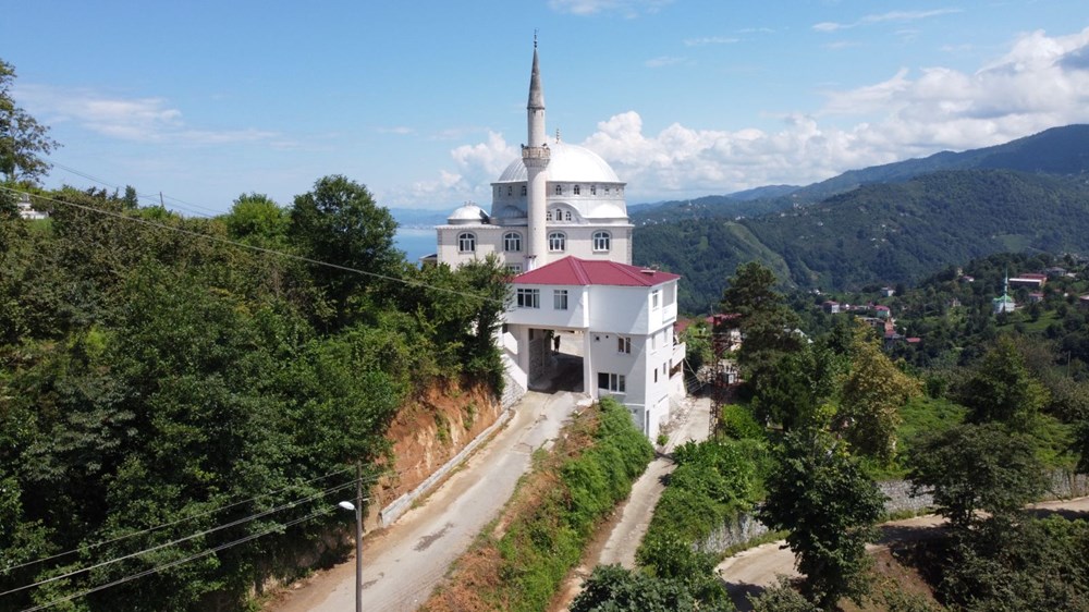 Karadeniz’in
zor coğrafyasında ilginç çözüm | Üstü lojman, altı yol: “Bu yapıyı görenler
hayretler içinde kalıyor” - 7