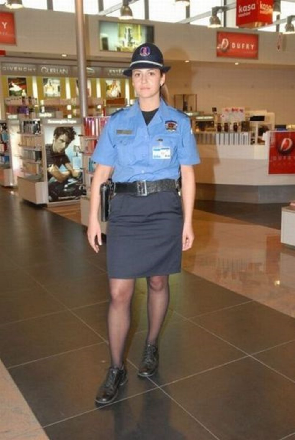 Девушка сторож. Девушка полицейский. Женщины в форме полиции. Женщины полицейские в юбках. Девушки в милицейской форме.