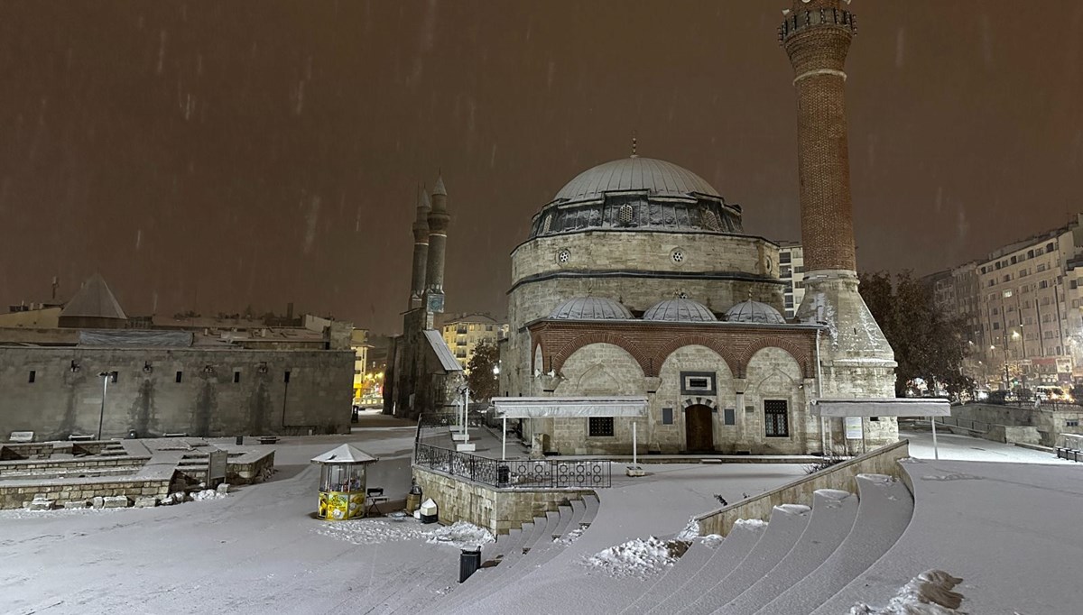 En uzun gecede masalsı görüntüler: Sivas beyaza büründü