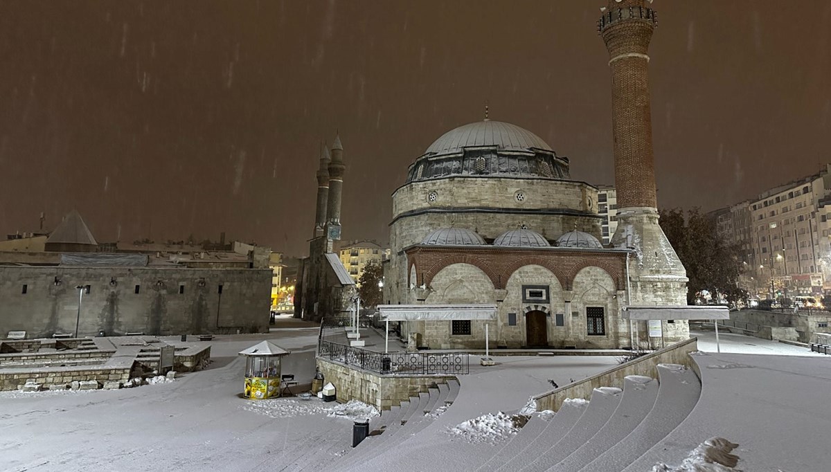 En uzun gecede masalsı görüntüler: Sivas beyaza büründü En uzun gecede masalsı görüntüler: Sivas beyaza büründü