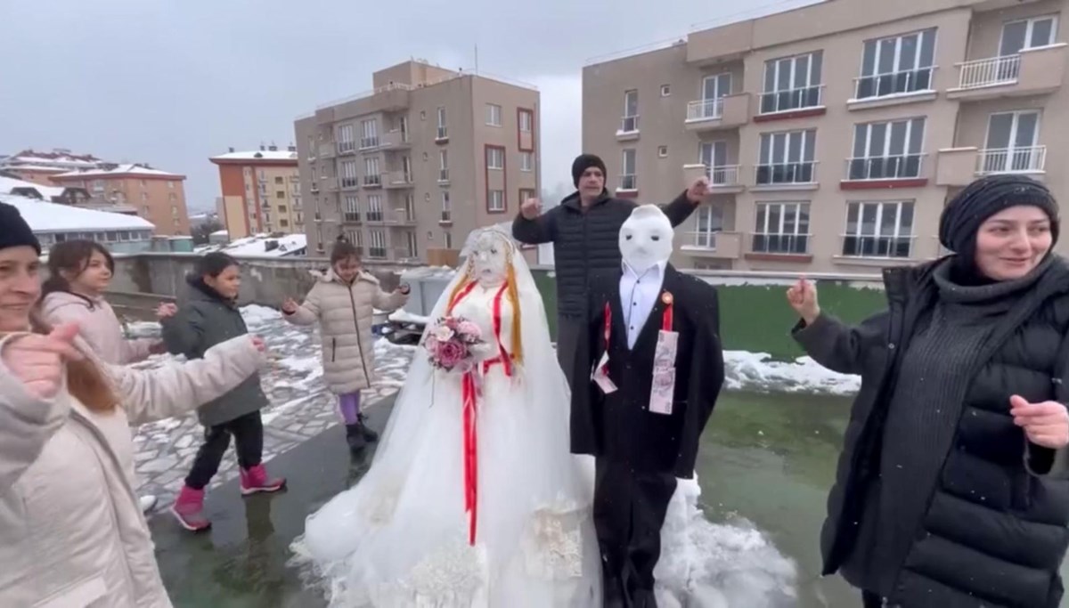 İstanbul'da kardan gelinle damat yapıp eğlendiler