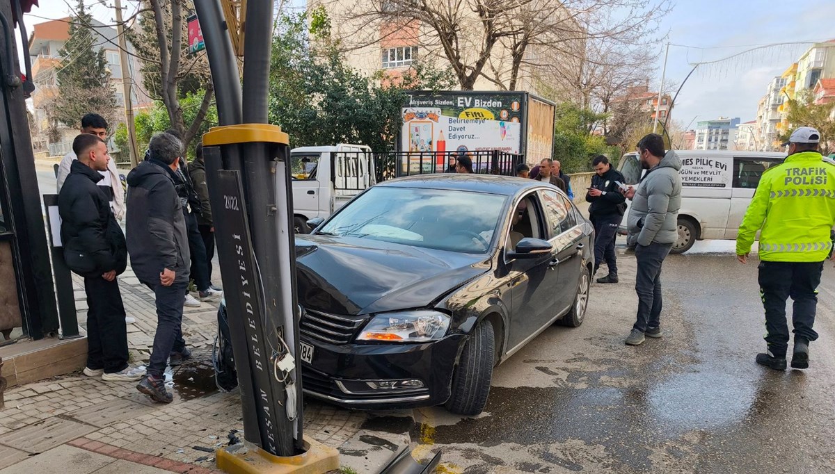 Edirne'de aydınlatma direğine çarpan sürücü yaralandı Edirne'de aydınlatma direğine çarpan sürücü yaralandı
