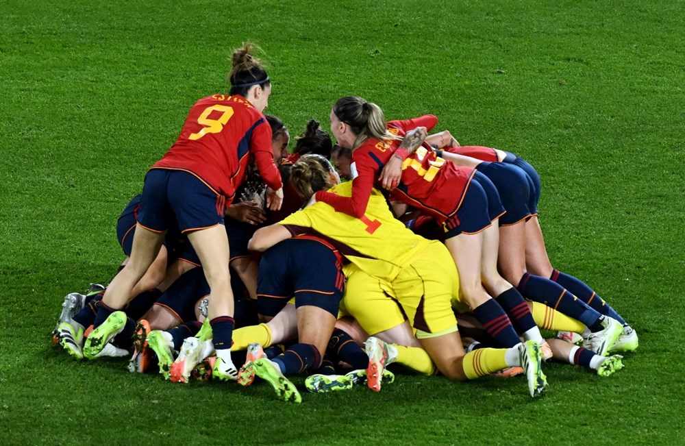 Kupa töreninde skandal hareket: Federasyon başkanı futbolcuyu dudağından öptü - 9