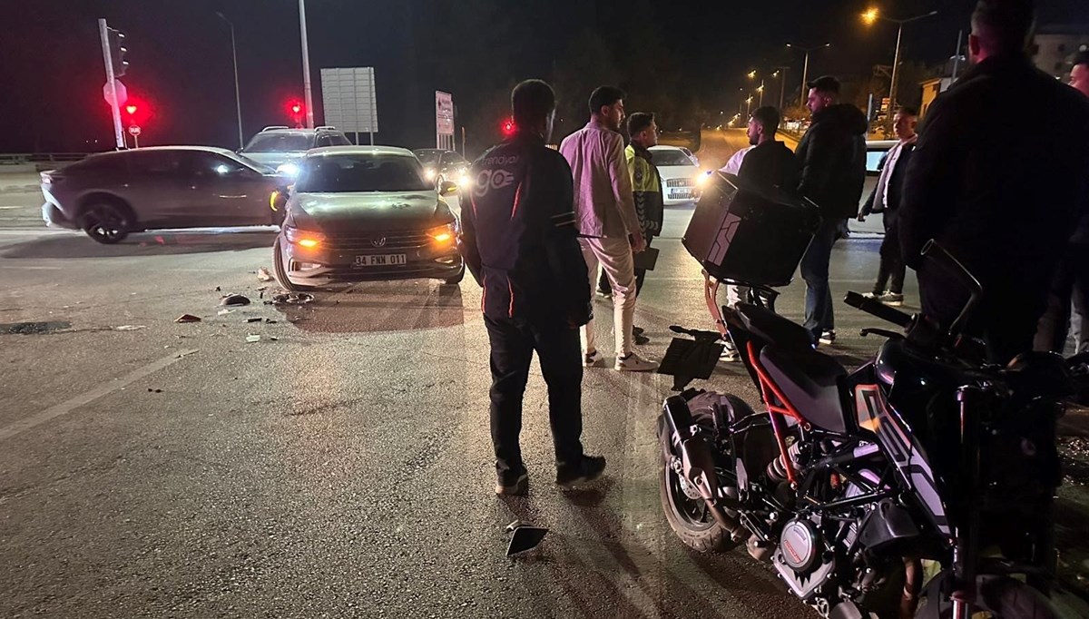 Motosiklet ile otomobil çarpıştı