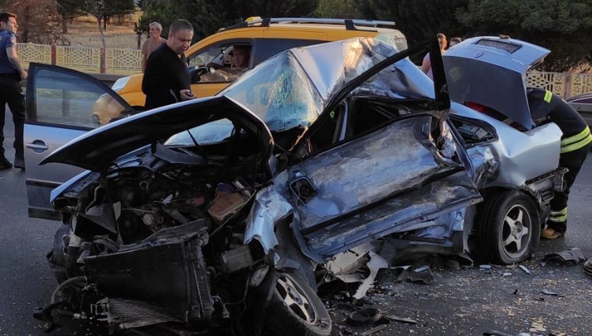 Kavşakta feci kaza: Hurda yığınına dönen otomobilde anne ile oğlu can verdi Kavşakta feci kaza: Hurda yığınına dönen otomobilde anne ile oğlu can verdi