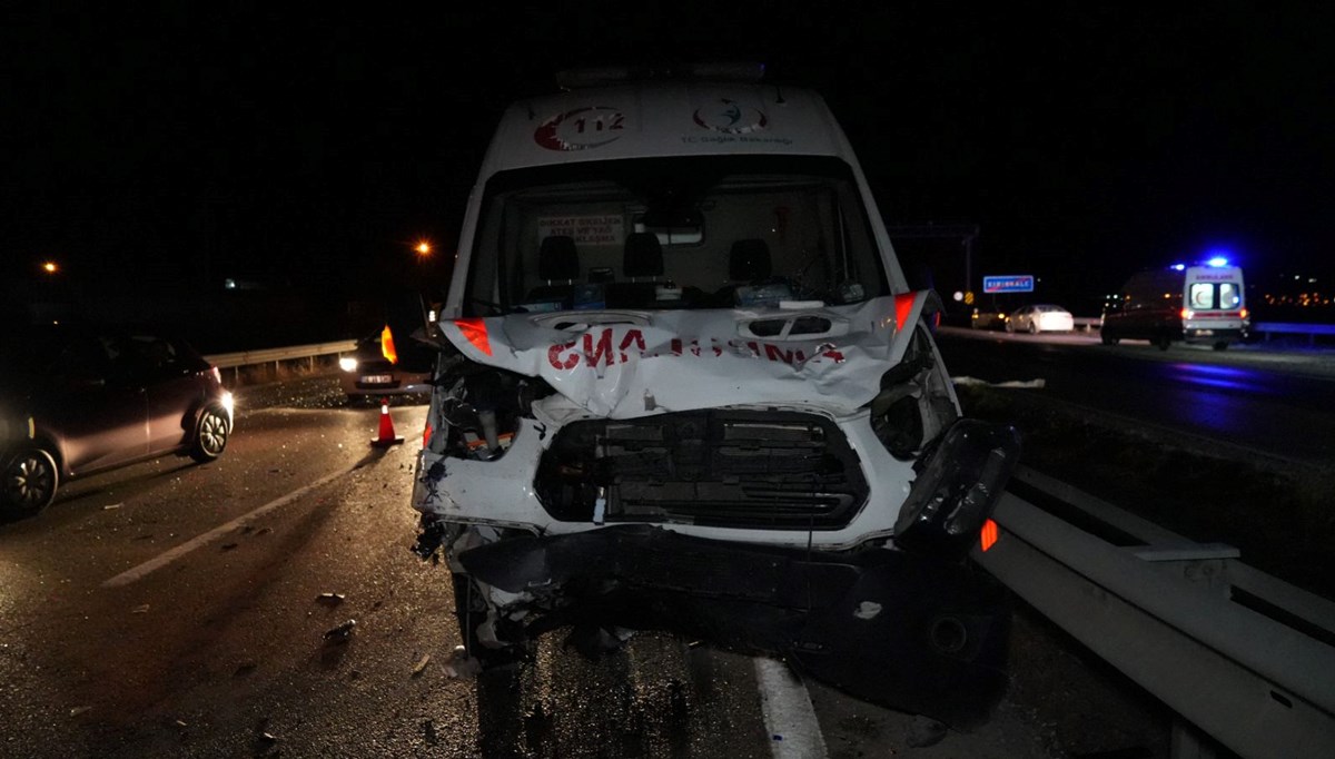 Hasta sevki yapan ambulans otomobille çarpıştı: 1 ölü, 5 yaralı Hasta sevki yapan ambulans otomobille çarpıştı: 1 ölü, 5 yaralı