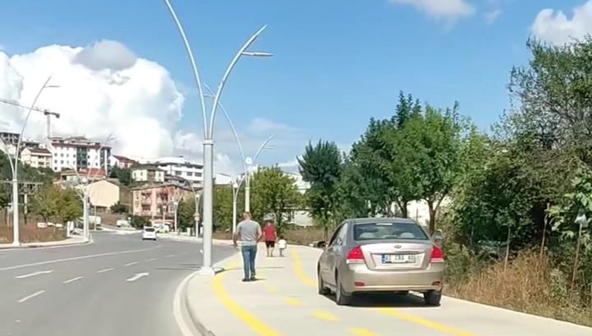 Boş yol yerine kaldırımdan gitti, yayalara korna çalıp yol istedi